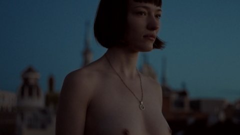 Nerea Revilla Merino - Topless Scenes in Gold (2017)