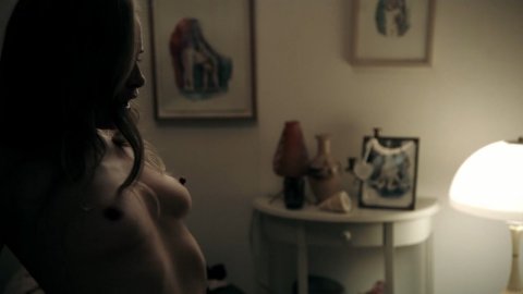 Inez Bjorg David - Topless Scenes in Neu in unserer Familie - Zwei Eltern zu viel (2016)