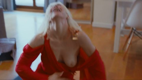 Katarzyna Warnke - Topless Scenes in Kobiety Mafii s01e03 (2018)