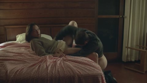 Hannah Gross, Lowell Hutcheson - Topless Scenes in The Mountain Between Us (2018)