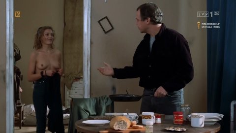 Edyta Olszowka - Topless Scenes in Ekstradycja s01e02 (1995)