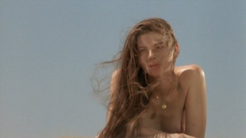 Benedicte Loyen - Topless Scenes in Gaspard et Robinson (1990)